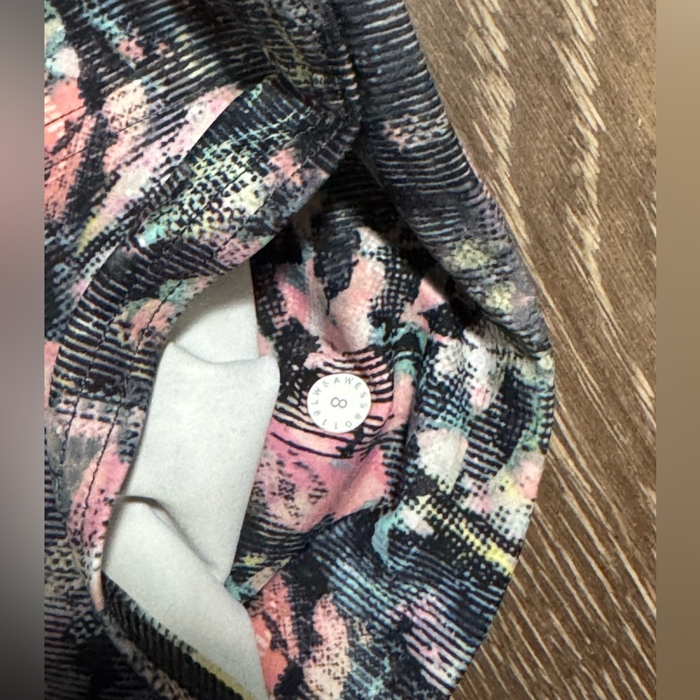Lululemon - Picture 3 of 3